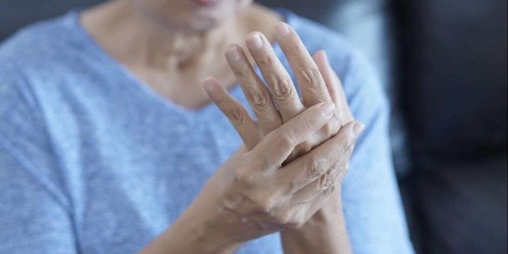 Arthrose äußert sich durch Muskelkrämpfe, leichte Schwellungen und Schmerzen in den Fingergelenken.