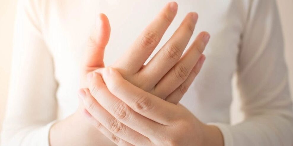 Gicht verursacht akute Schmerzen in den Fingergelenken, begleitet von knöchernen Wucherungen an den Fingergliedern.